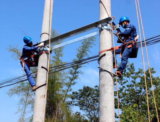 國(guó)網(wǎng)南溪供電：電力搬遷線(xiàn)路 “禮讓”宜賓港鐵路建設(shè)