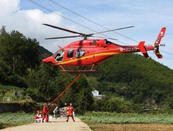 國家電網(wǎng)完成世界首次山地特高壓線路直升機帶電檢修任務