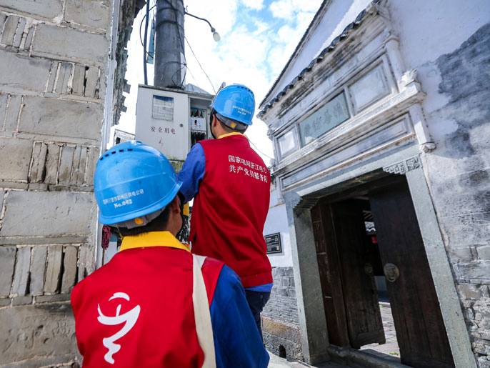 國網鄞州紅船共產黨員服務隊為古建筑套上安全用電“防護罩”