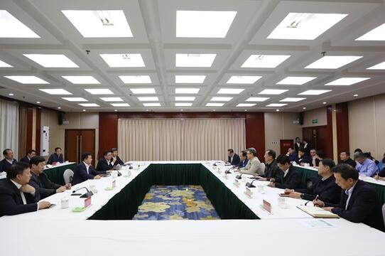 錢智民與保定市委書記黨曉龍、市長郭建英進(jìn)行座談交流