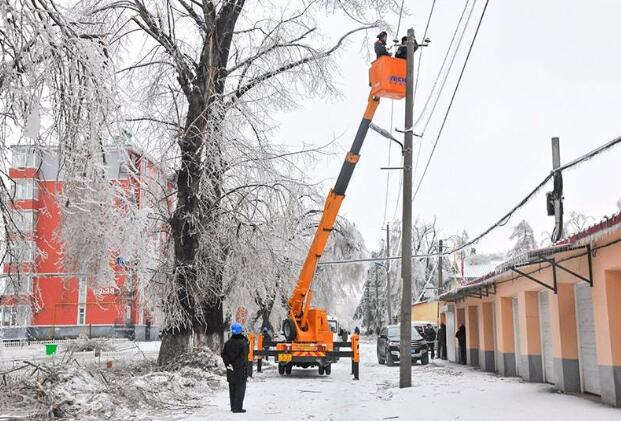 受強雨雪大風(fēng)冰凍天氣影響，吉林延邊全力搶修供電線路