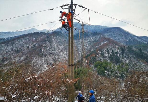 國網(wǎng)霍山縣供電公司全力應對今冬第一場“雪考”