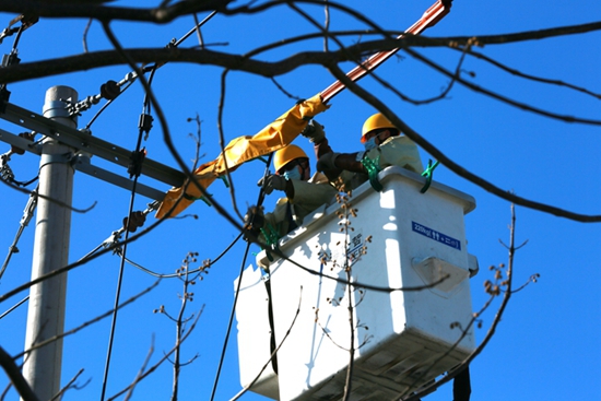 國(guó)網(wǎng)山東壽光供電：冬日暖陽(yáng)帶電接火 業(yè)主入住用電無(wú)憂