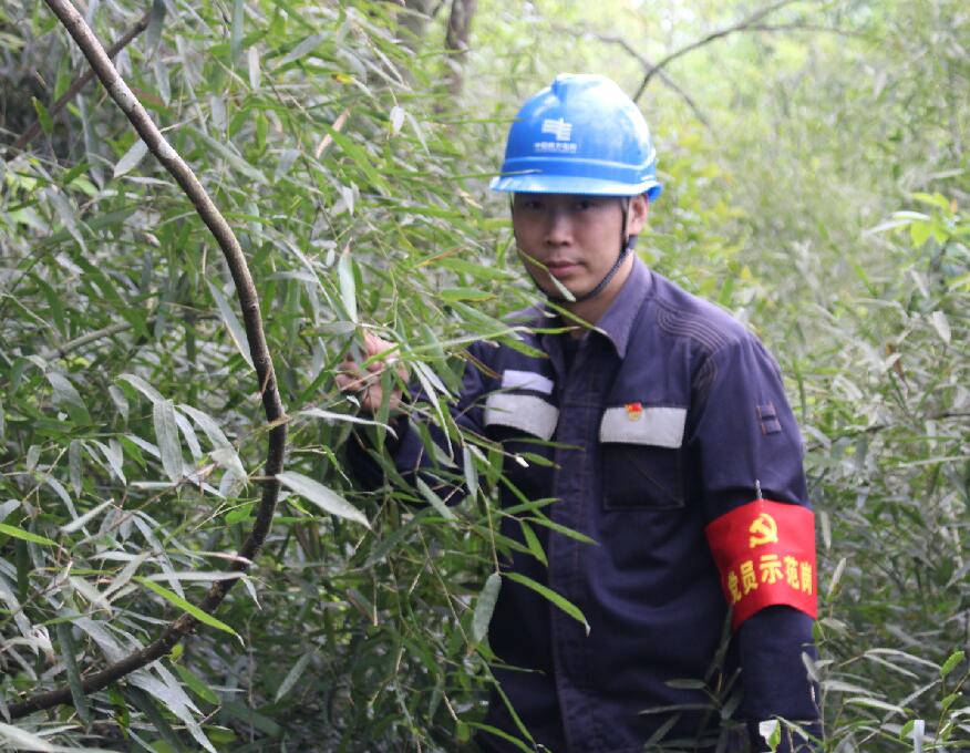 吳長(zhǎng)軍：芳華如電照來路 初心不改譜華章