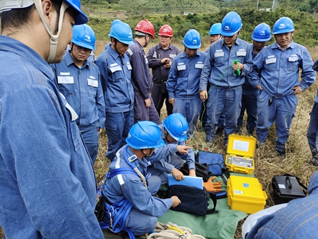 鳳慶供電局開展接地電阻儀、直流試送儀的培訓(xùn)