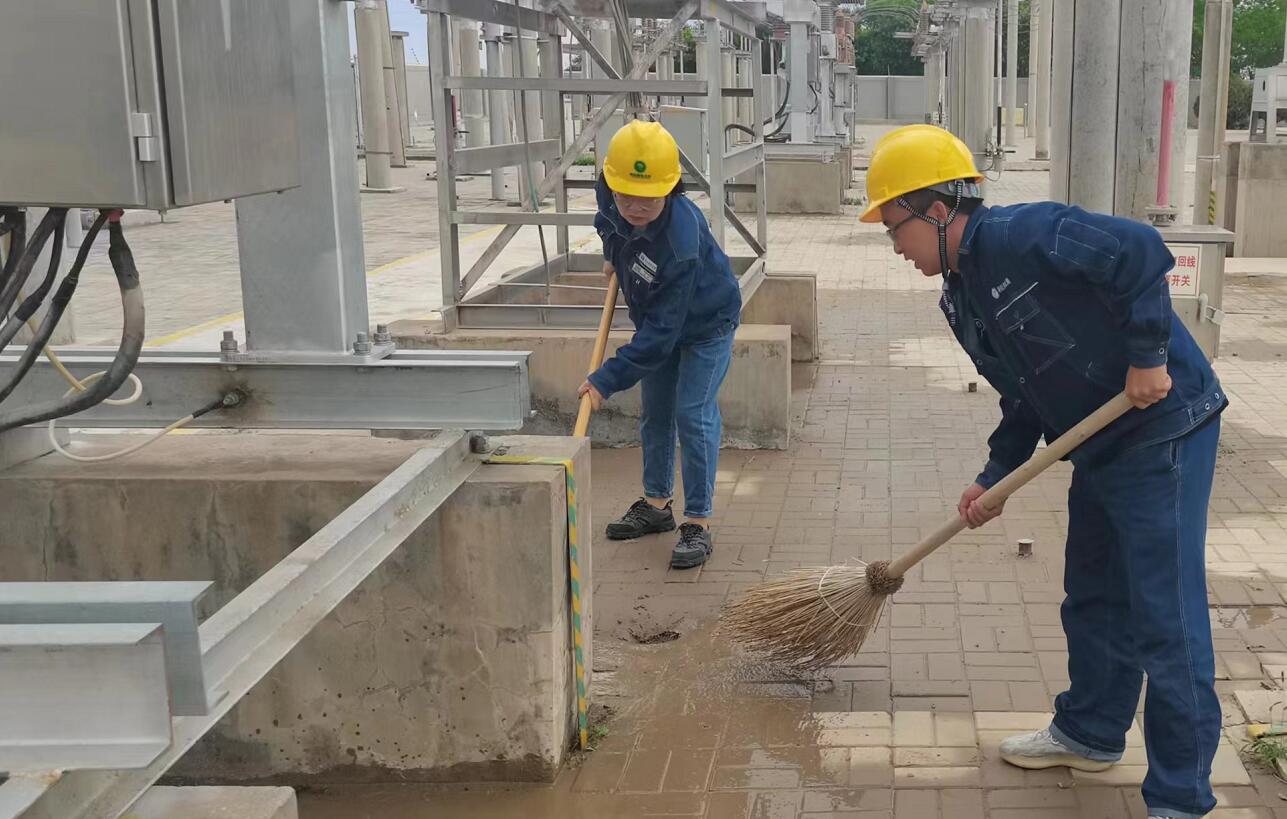 戈壁有雨，阿電人全力出擊保供電