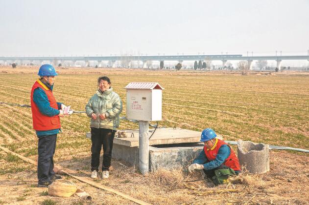 山東省梁山縣：黃河灘區(qū)上，井在地頭，電到井口