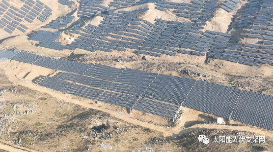 安泰科柔性太陽(yáng)能光伏支架助力全國(guó)海拔最高、坡度最大光伏項(xiàng)目