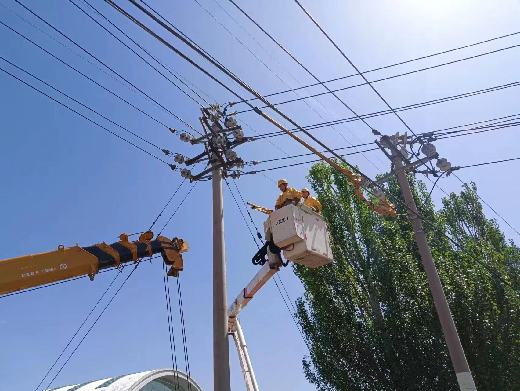 呼和浩特供電公司配電帶電作業(yè)處迎峰度夏保用電