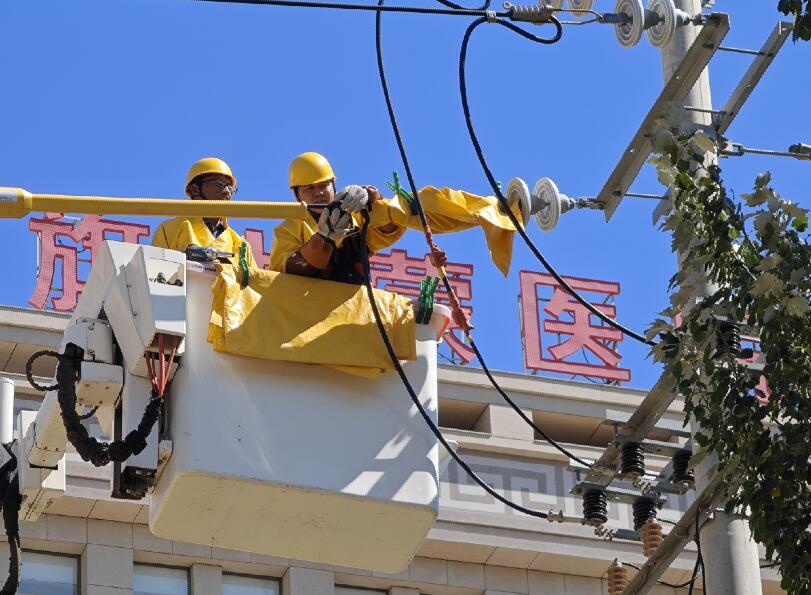 阿拉善供電公司迎夏峰帶電消缺，保醫(yī)電“汗”衛(wèi)民生