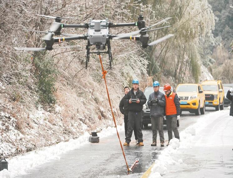 國網浙江電力公司應用運載無人機 為輸電線路除冰