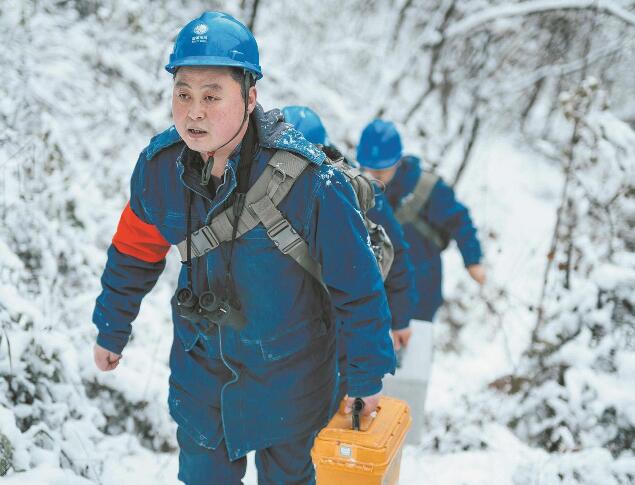 【國(guó)網(wǎng)楷?！恐芗t亮：巡行秦嶺深處 守護(hù)線路安全