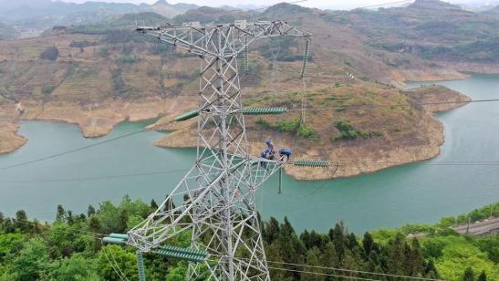 貴州興義供電局高空之上，用責(zé)任守護(hù)安全送去光明