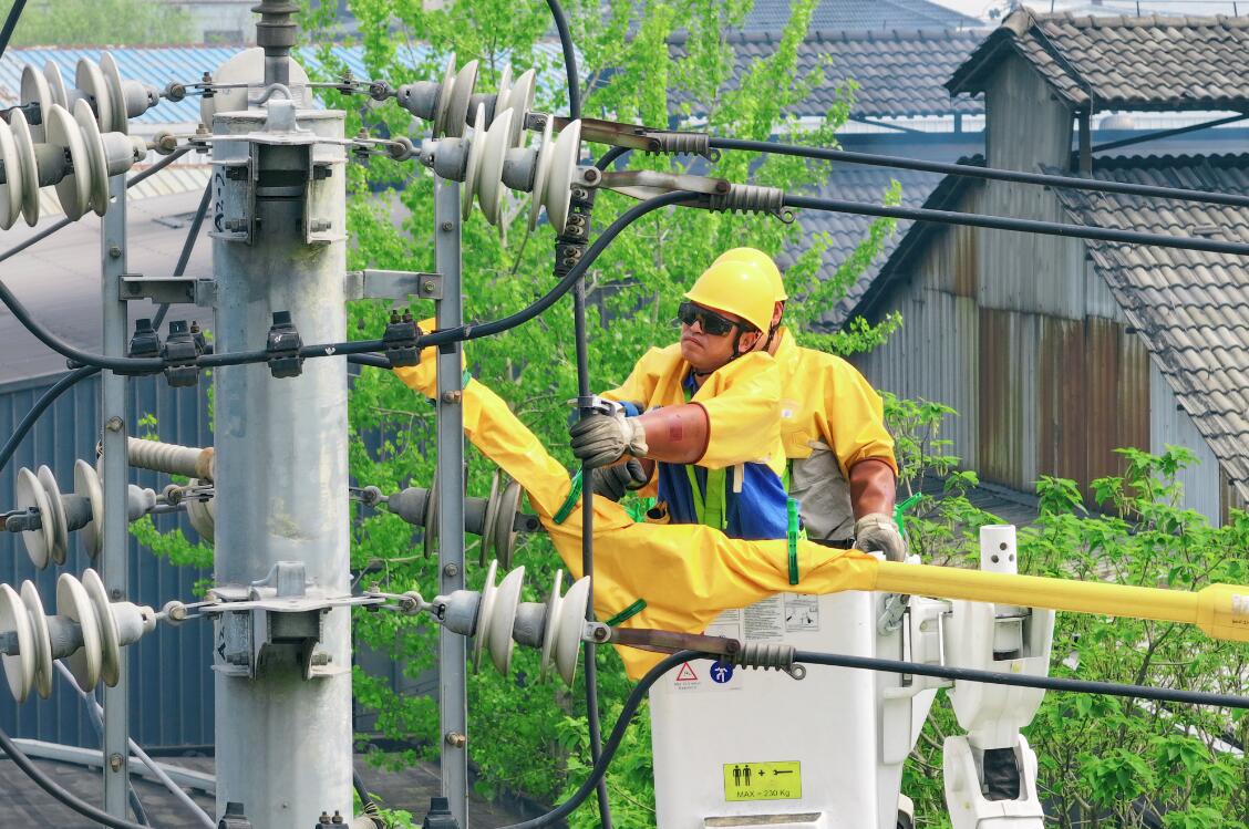 國網(wǎng)余姚市供電公司“蜘蛛車”亮相 帶電作業(yè)再添新成員