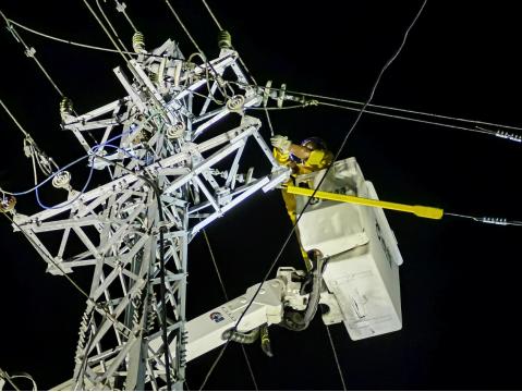 國網(wǎng)政和縣供電公司深夜搶修不畏險 爭分奪秒復光明