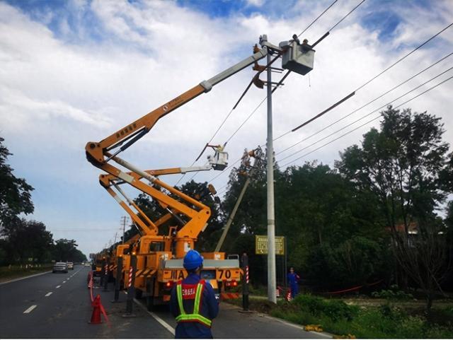 國網(wǎng)郫都供電公司“雙車”帶電緊急搶修，確保上萬群眾用電無憂