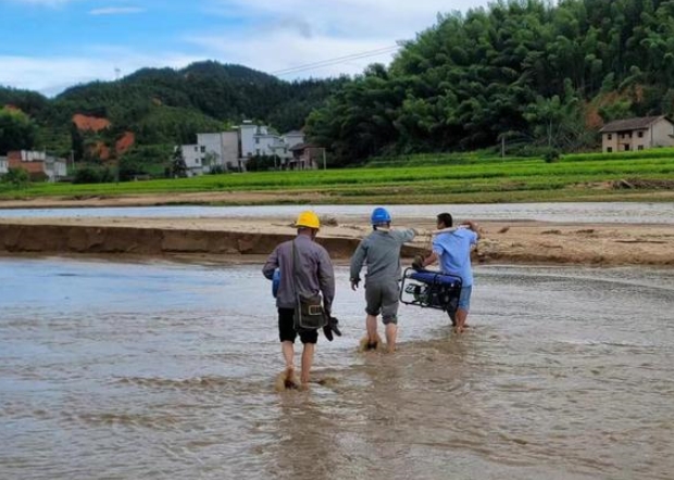 國網桂陽縣供電公司水退人進路通電通，眾志成城搶修復電