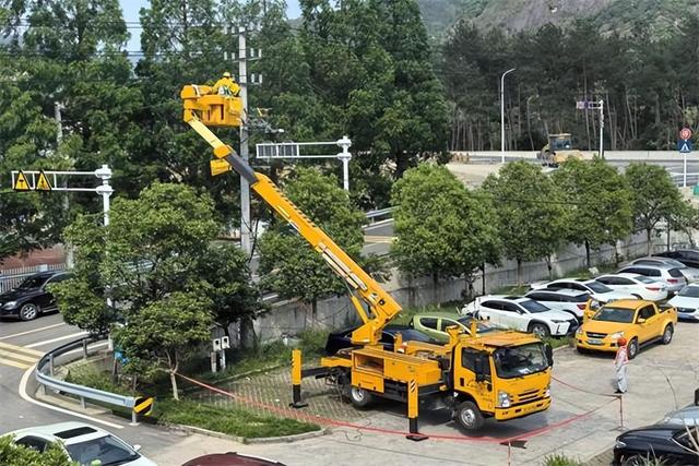 國(guó)網(wǎng)永嘉縣供電公司帶電作業(yè)“小黃人”守護(hù)夏日清涼