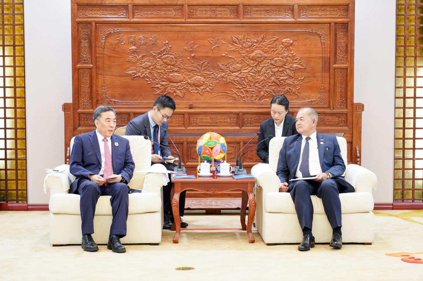 中國能建黨委書記、董事長宋海良與老撾副總理吉喬·凱坎匹吞會談