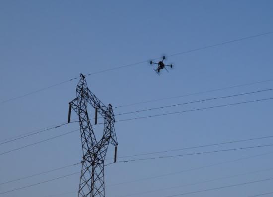 實現(xiàn)電力智能巡檢、帶電水沖洗、架空輸電線路無人機巡檢