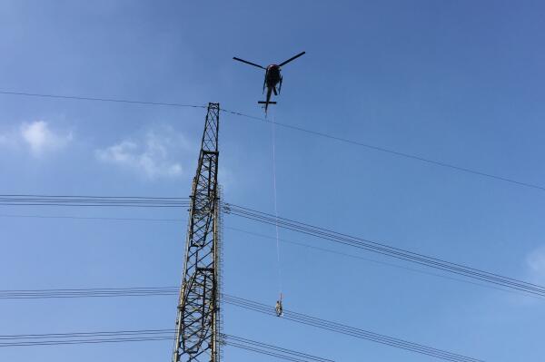 南方電網(wǎng)成功進行運行線路直升機帶電作業(yè) 系國內(nèi)首次